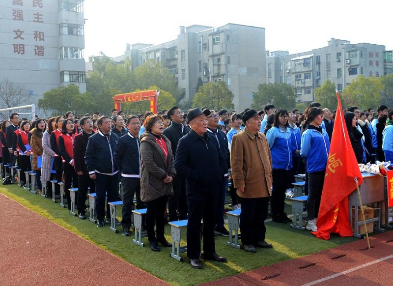 襄阳东风中学隆重举行第二届成人礼暨高考誓师大会