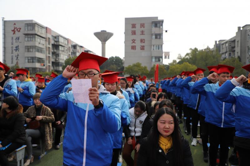 襄阳东风中学隆重举行第二届成人礼暨高考誓师大会